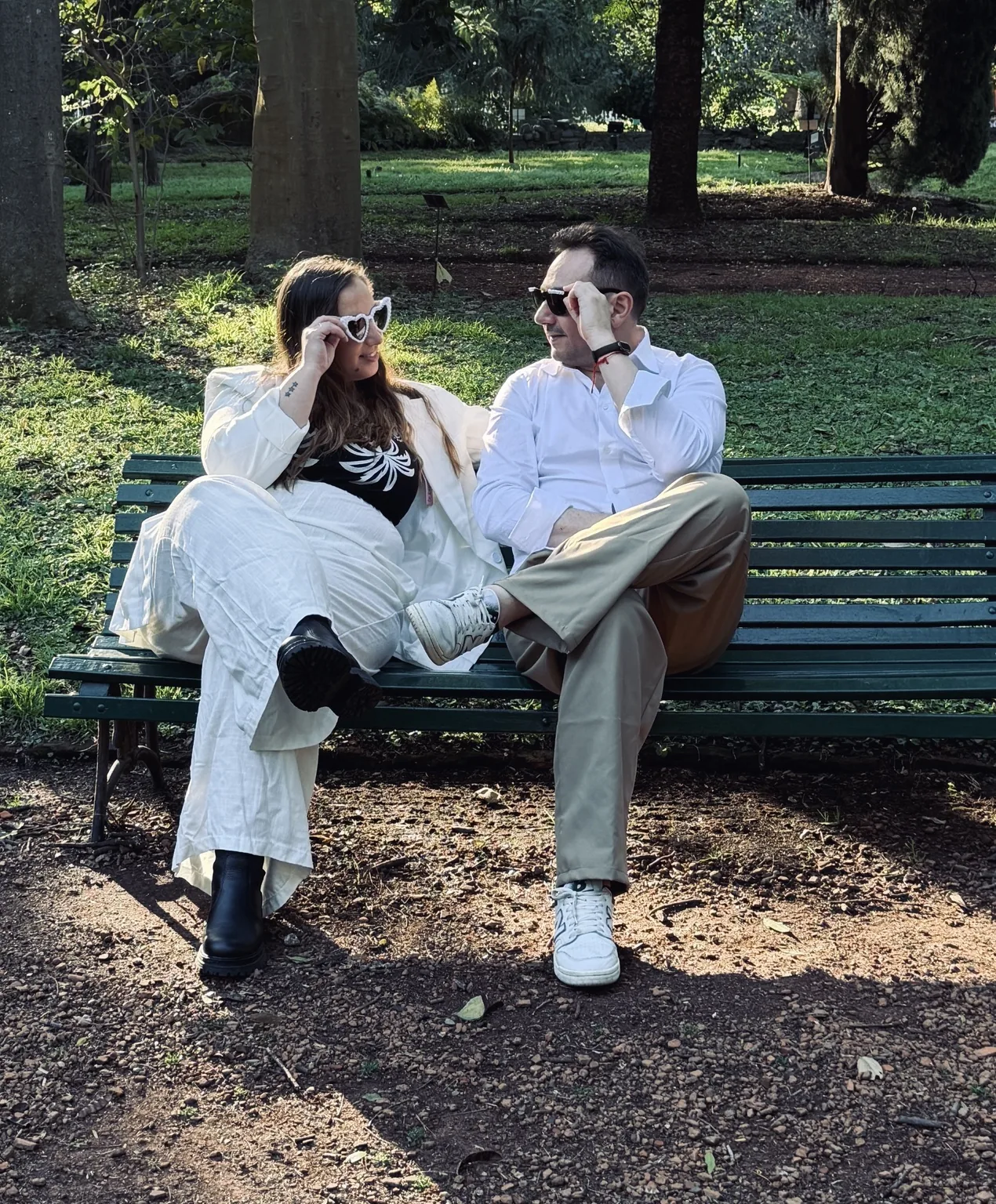 Kari y Martín sentados en un banco del parque